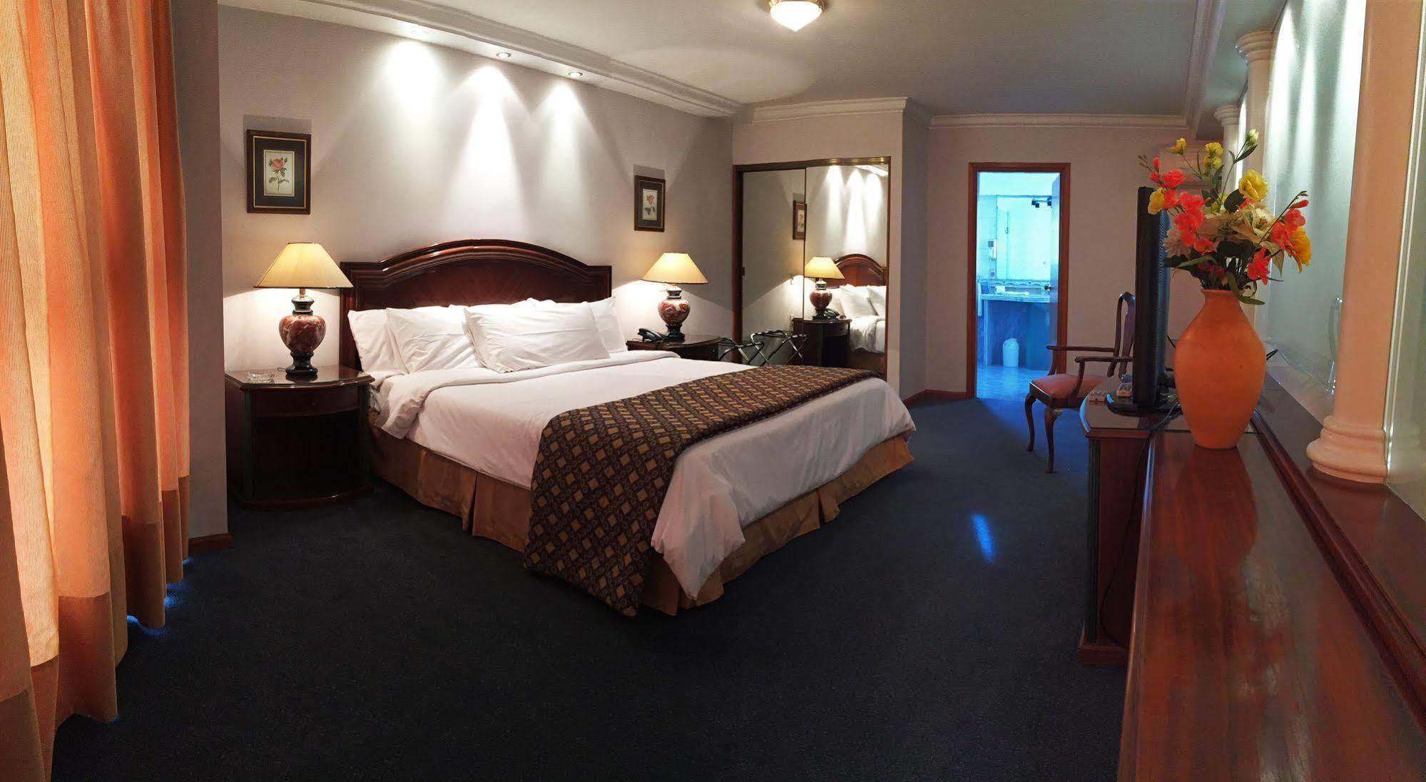Crystal Palace Hotel Montevideo Bagian luar foto